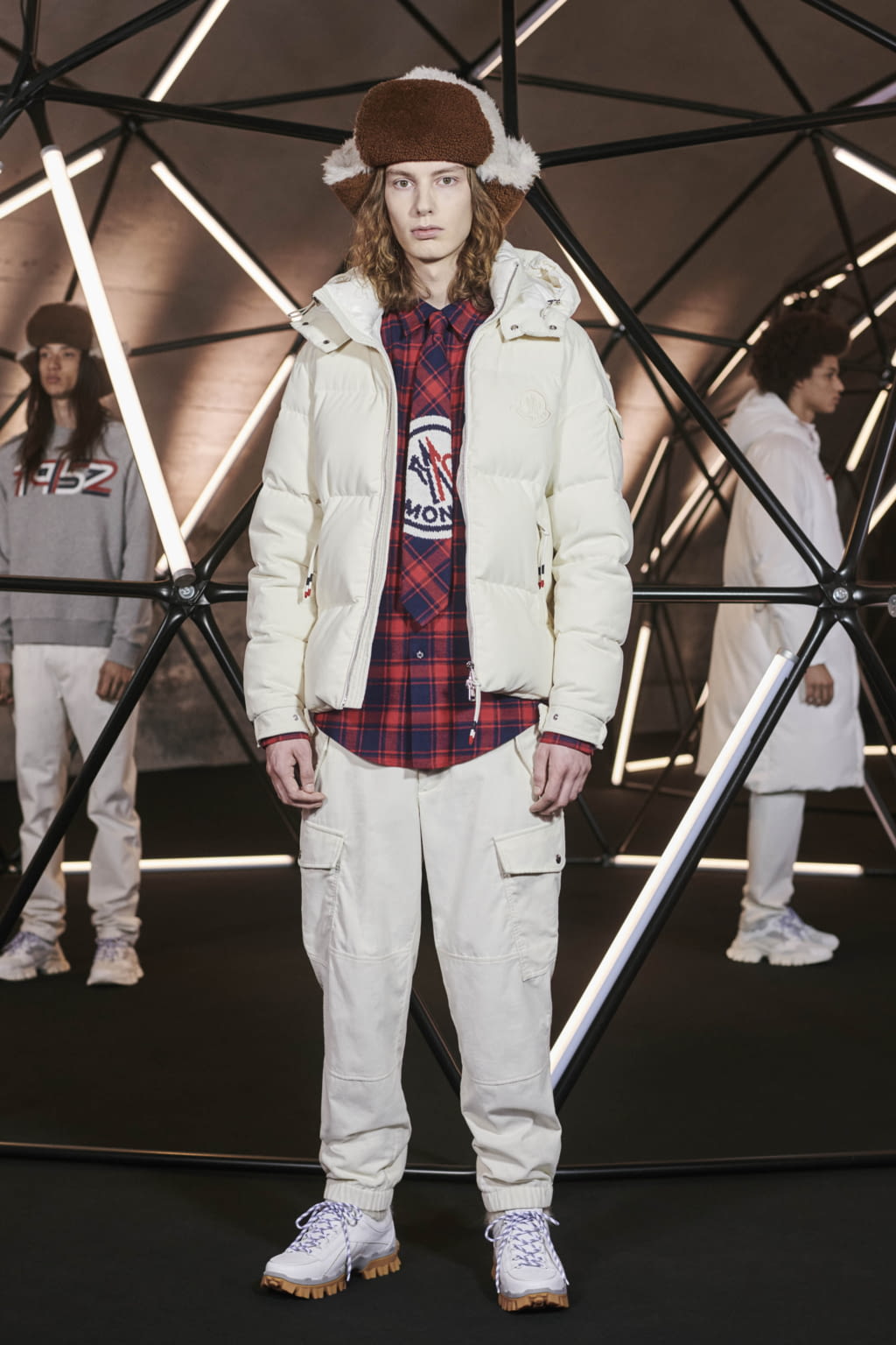 Fashion Week Milan Fall/Winter 2019 look 19 from the 2 MONCLER 1952 + VALEXTRA collection 男装