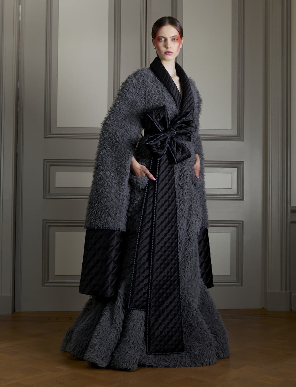 Fashion Week Paris Fall/Winter 2020 look 2 from the Viktor & Rolf collection couture