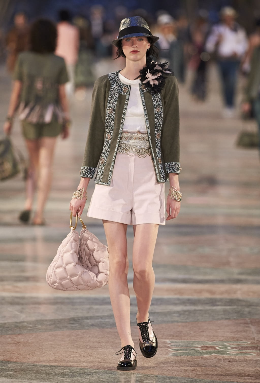 Fashion Week Paris Resort 2017 look 20 from the Chanel collection womenswear