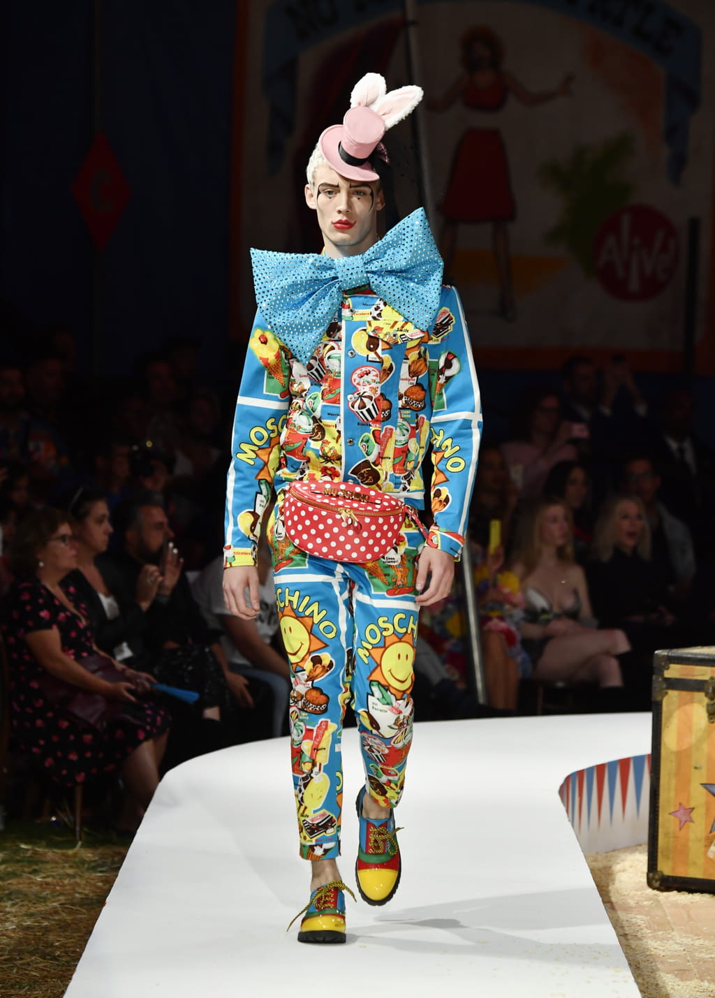 Fashion Week Milan Spring/Summer 2019 look 20 from the Moschino collection menswear