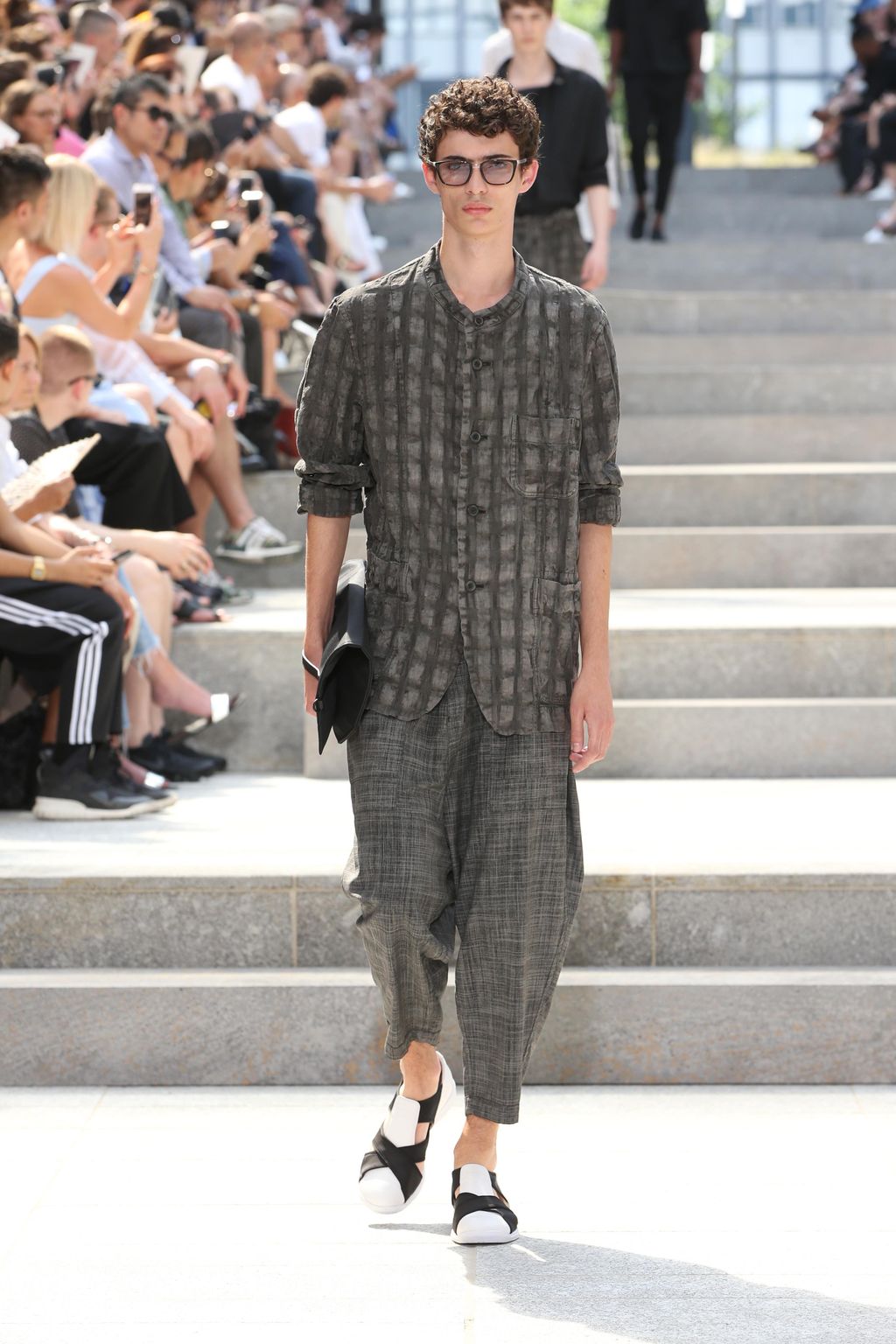 Fashion Week Paris Spring/Summer 2018 look 20 from the Issey Miyake Men collection menswear