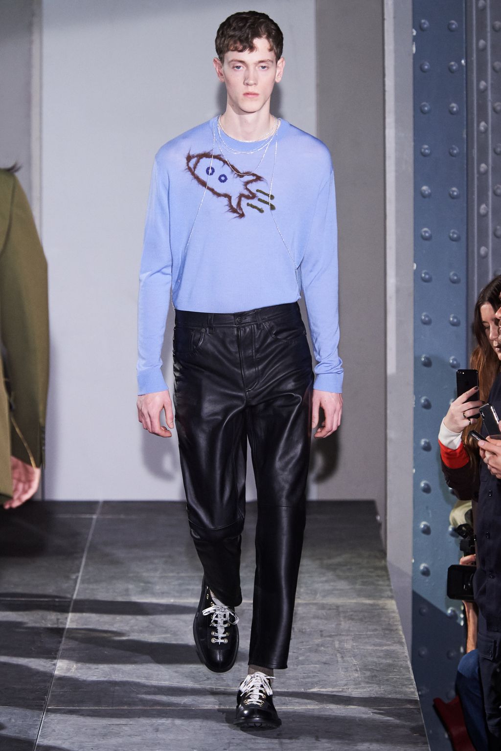 Fashion Week Paris Fall/Winter 2018 look 20 from the Acne Studios collection 男装
