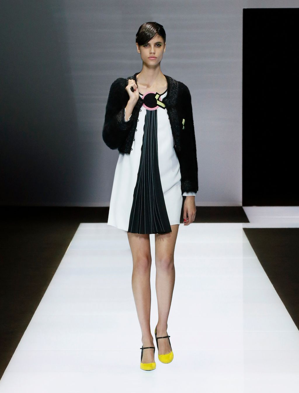 Fashion Week Milan Fall/Winter 2016 look 20 from the Emporio Armani collection womenswear