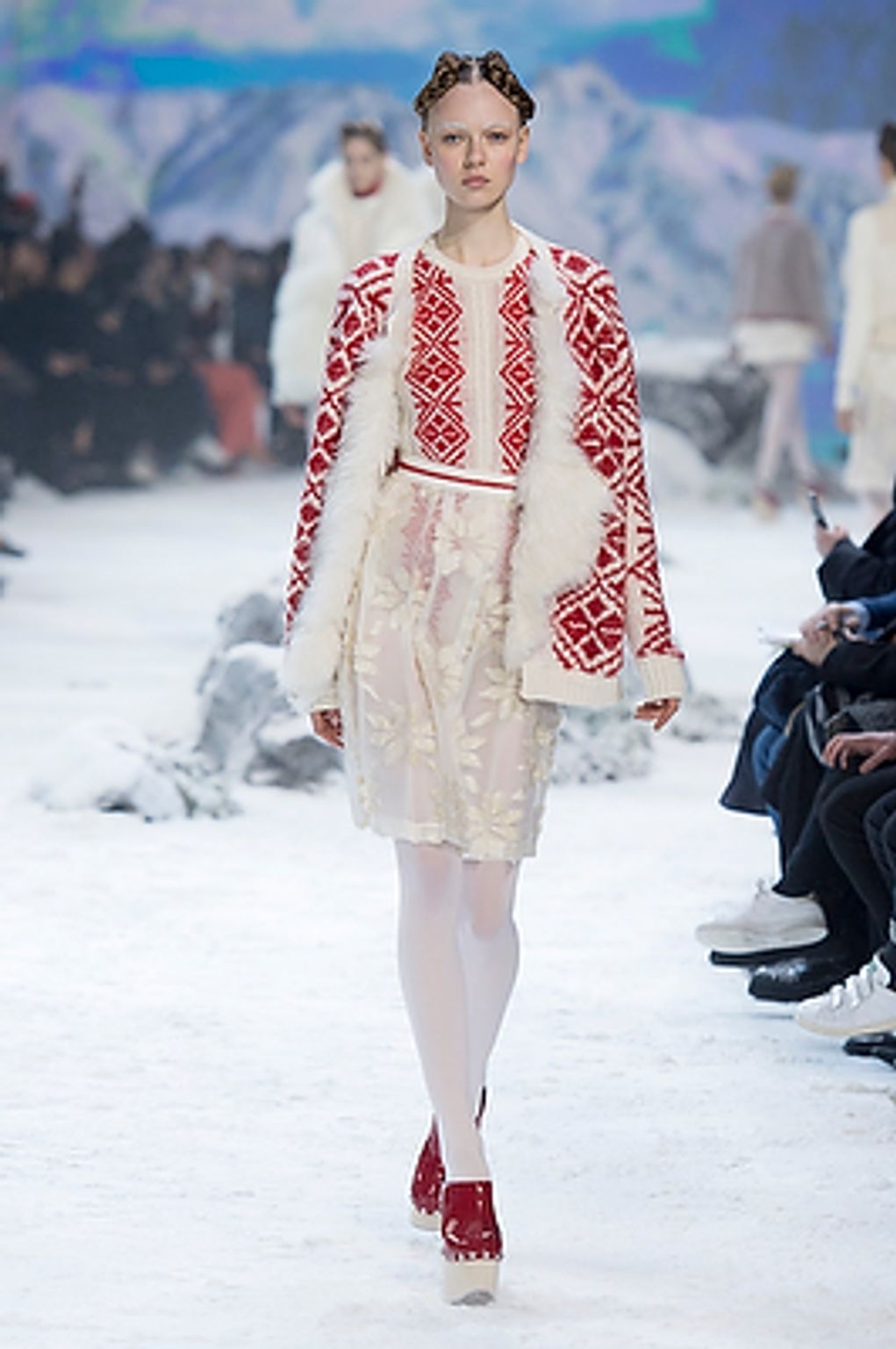 Fashion Week Paris Fall/Winter 2016 look 21 from the Moncler Gamme Rouge collection womenswear