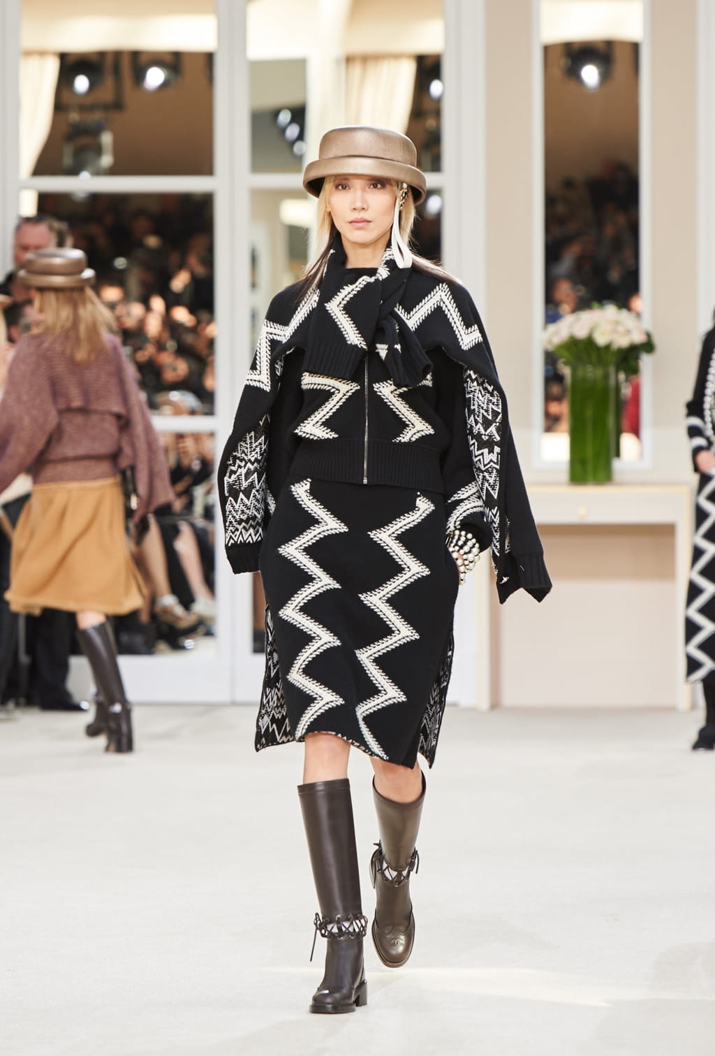 Fashion Week Paris Fall/Winter 2016 look 21 from the Chanel collection womenswear