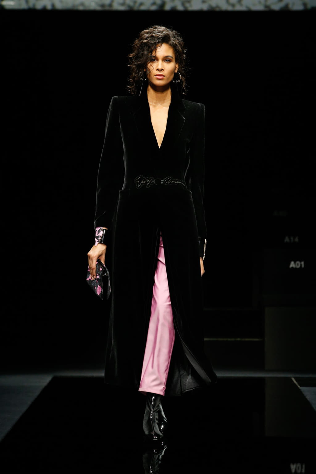 Fashion Week Milan Fall/Winter 2020 look 21 from the Giorgio Armani collection 女装