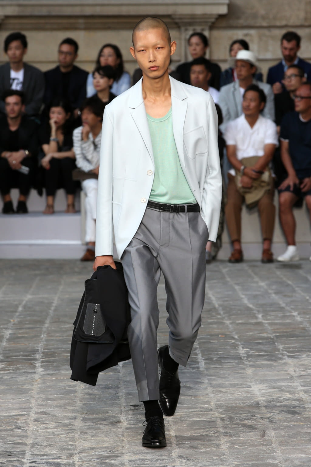 Fashion Week Paris Spring/Summer 2018 look 21 from the Berluti collection 男装