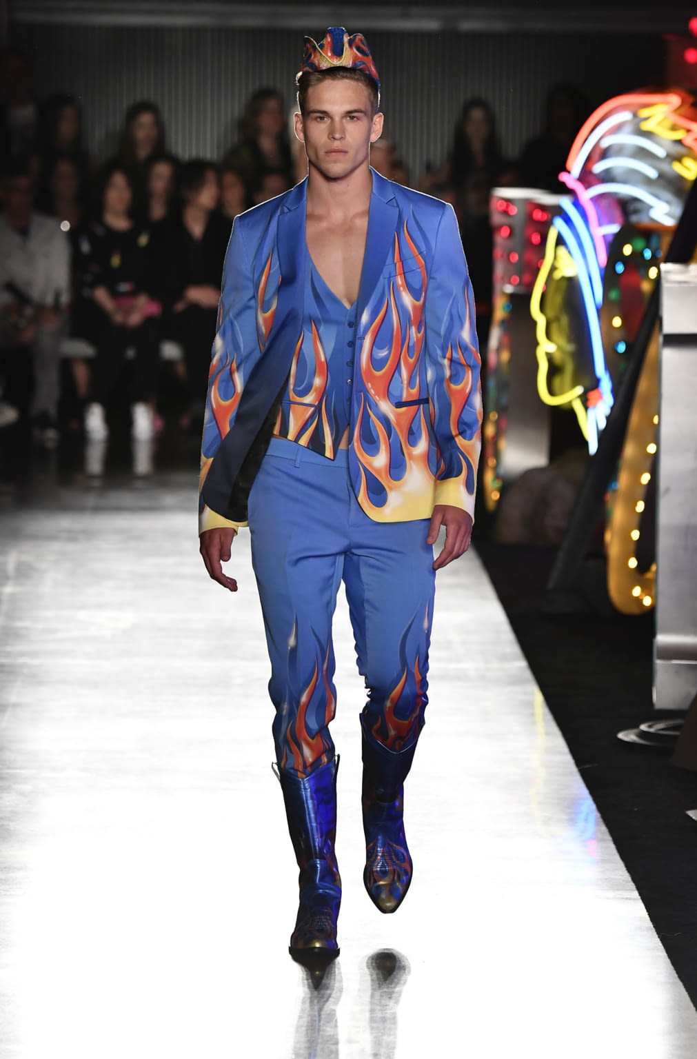 Fashion Week Milan Spring/Summer 2018 look 21 from the Moschino collection 男装