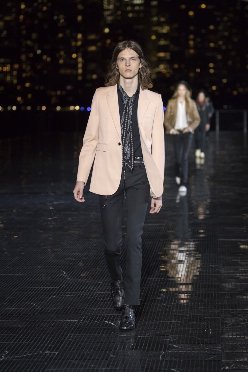 Fashion Week New York Spring/Summer 2019 look 22 from the Saint Laurent collection 男装