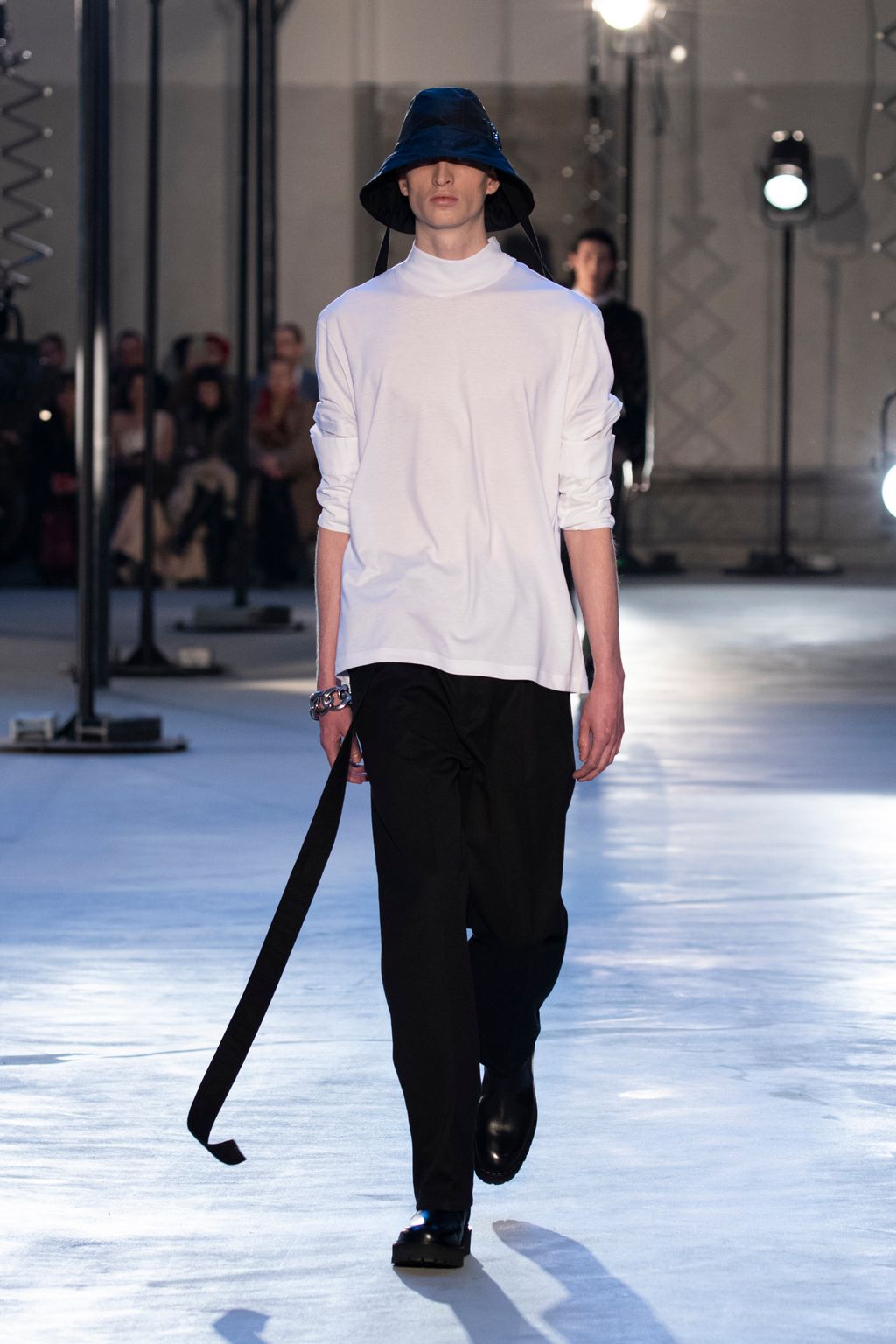 Fashion Week Milan Fall/Winter 2020 look 21 de la collection N°21 menswear