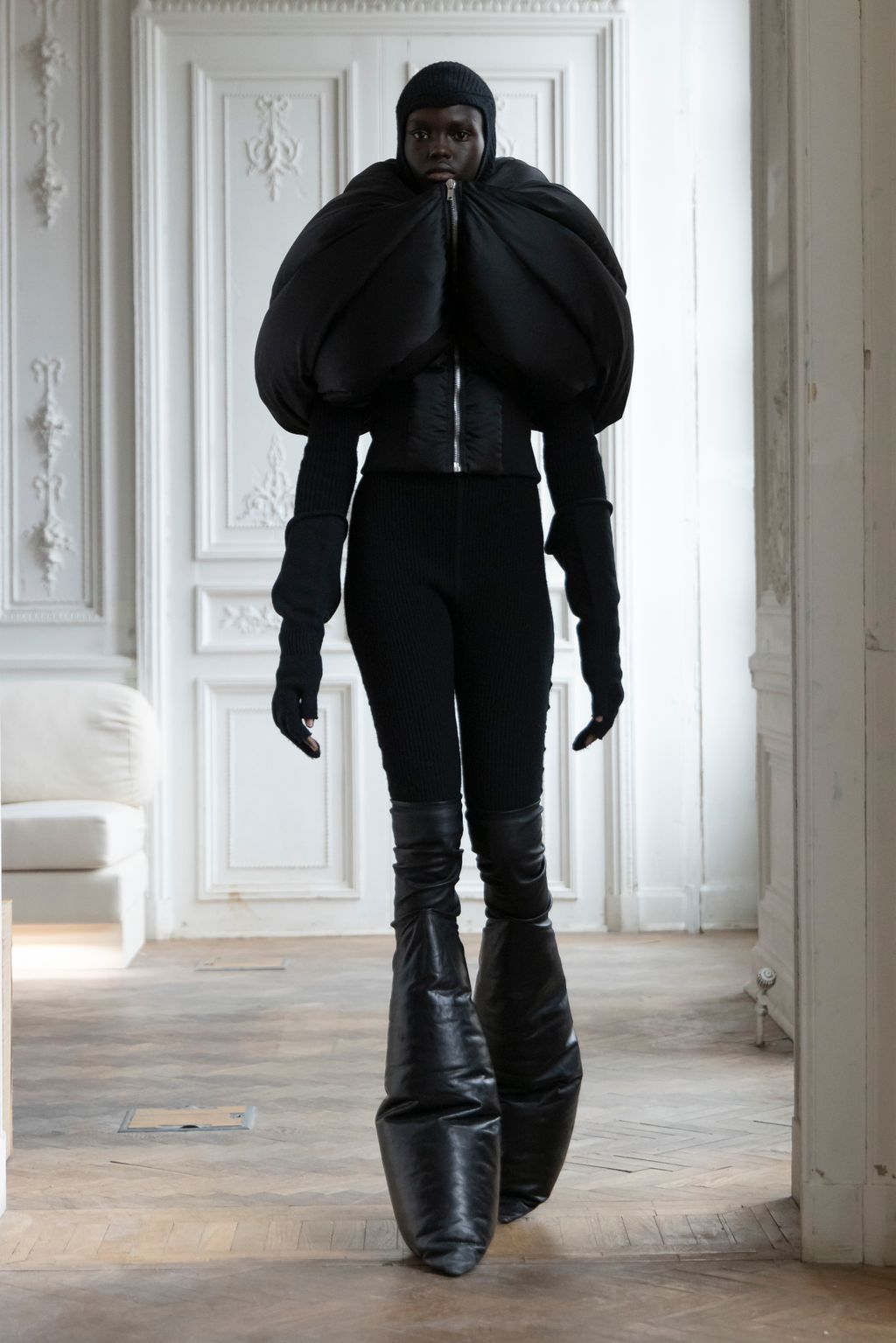 Fashion Week Paris Fall/Winter 2024 look 21 from the Rick Owens collection 女装