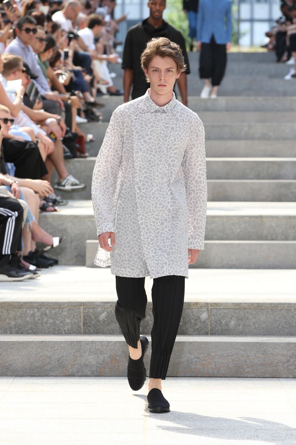 Fashion Week Paris Spring/Summer 2018 look 22 from the Issey Miyake Men collection menswear