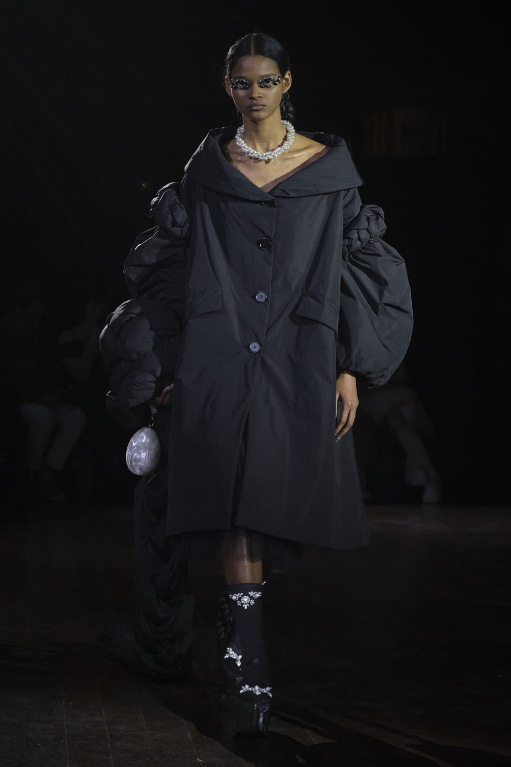 Fashion Week London Fall/Winter 2022 look 1 from the Simone Rocha collection womenswear