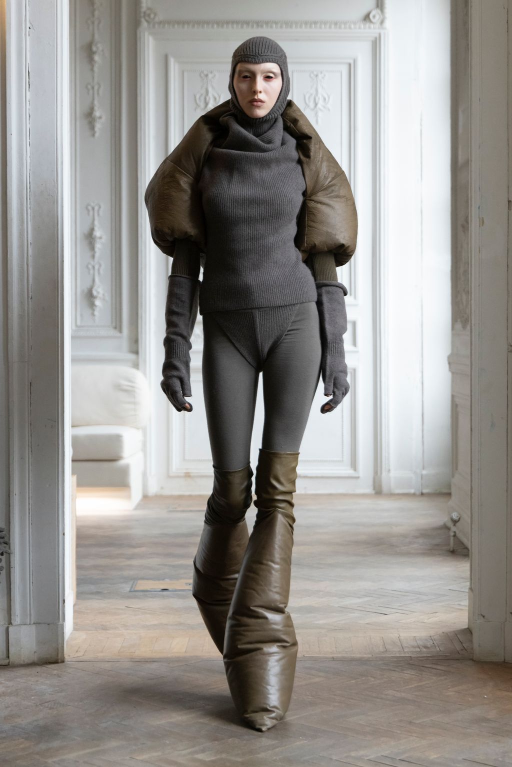 Fashion Week Paris Fall/Winter 2024 look 22 de la collection Rick Owens womenswear