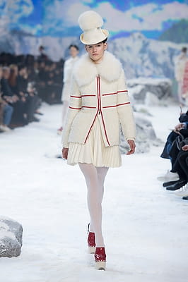 Fashion Week Paris Fall/Winter 2016 look 23 de la collection Moncler Gamme Rouge womenswear