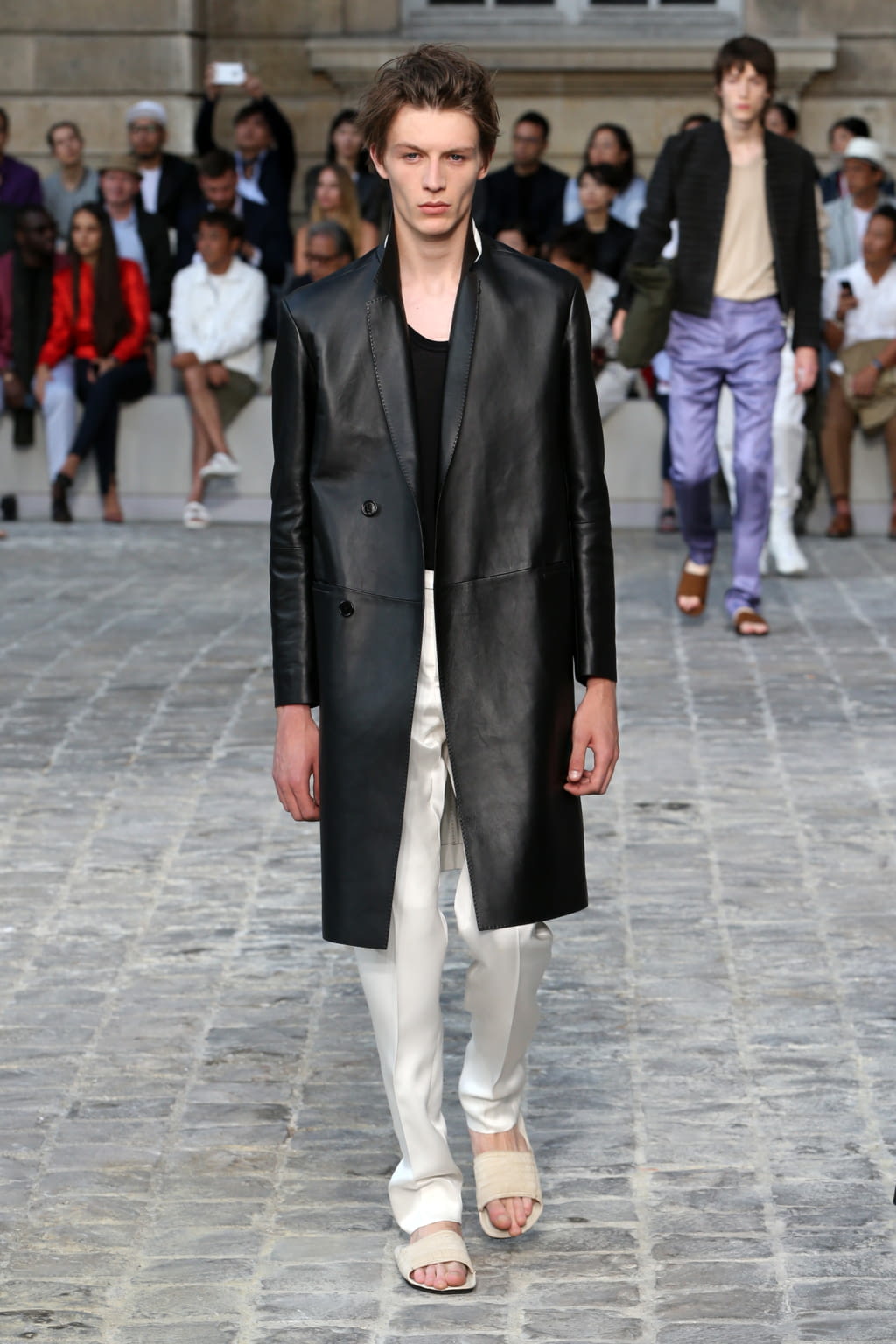 Fashion Week Paris Spring/Summer 2018 look 23 from the Berluti collection 男装