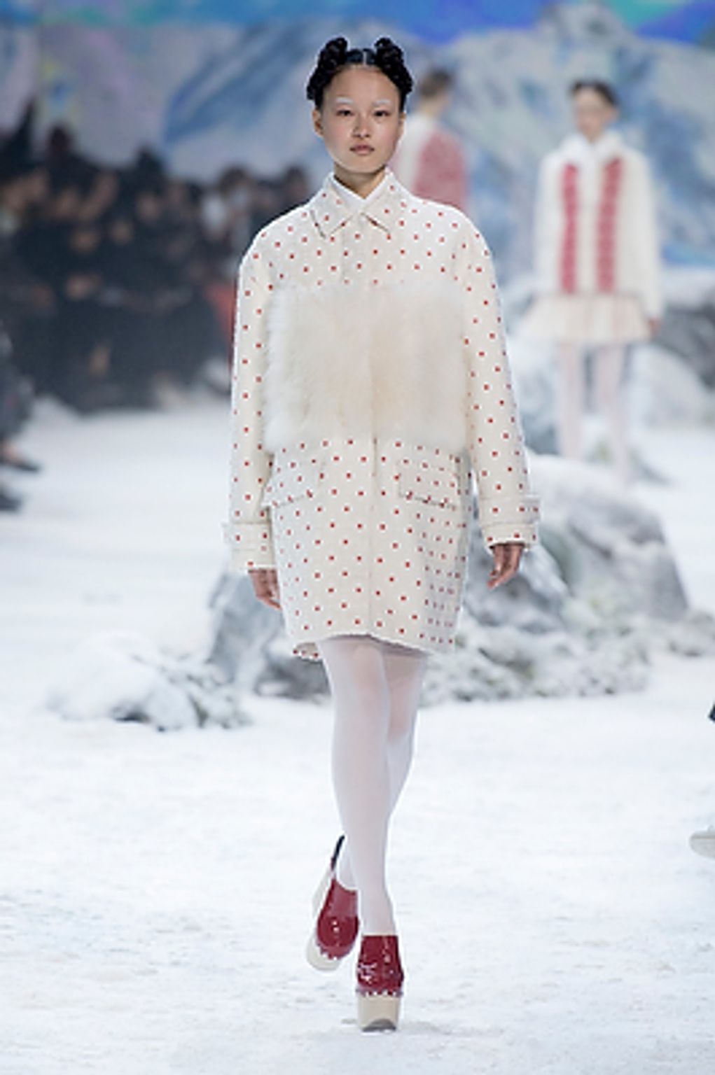 Fashion Week Paris Fall/Winter 2016 look 24 de la collection Moncler Gamme Rouge womenswear