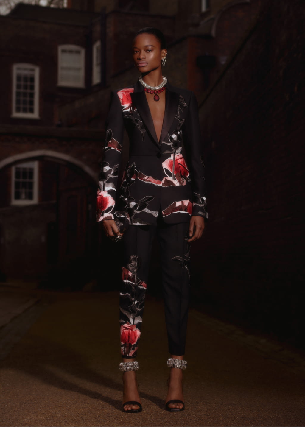 Fashion Week London Pre-Fall 2019 look 24 from the Alexander McQueen collection 女装