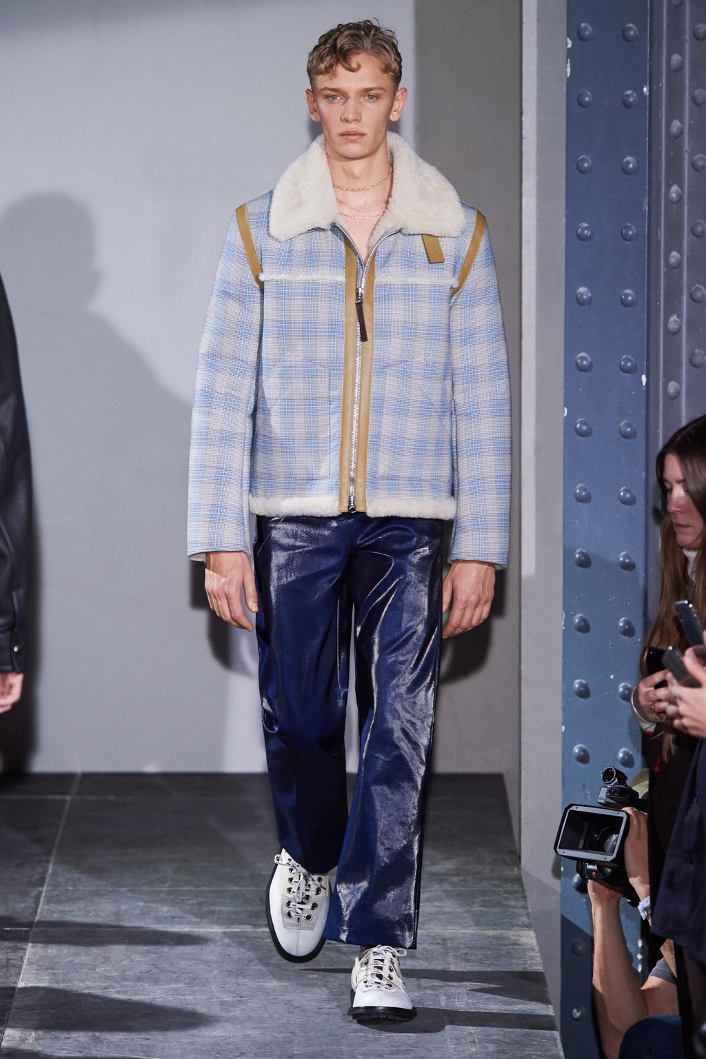 Fashion Week Paris Fall/Winter 2018 look 24 from the Acne Studios collection menswear