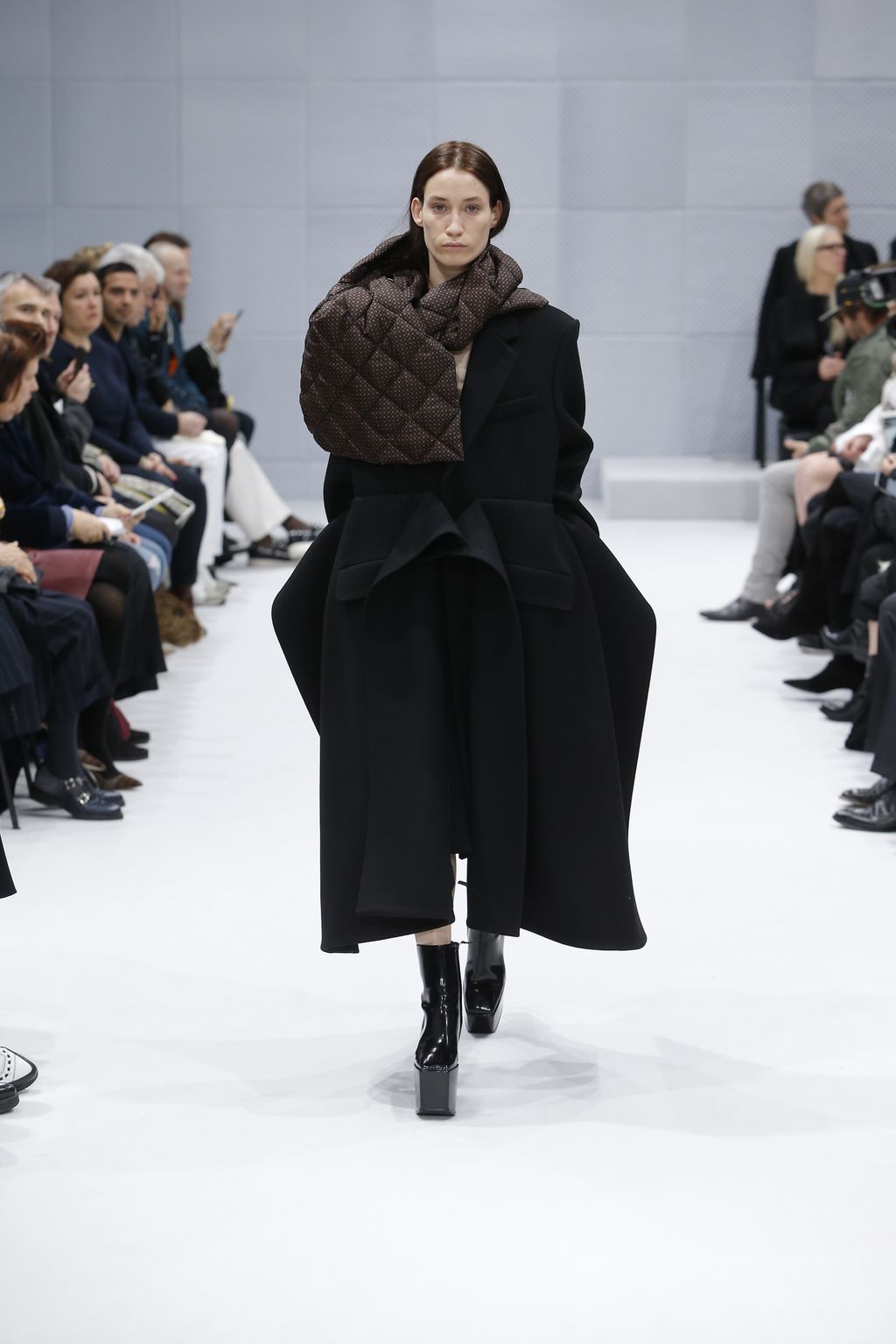 Fashion Week Paris Fall/Winter 2016 look 24 from the Balenciaga collection womenswear