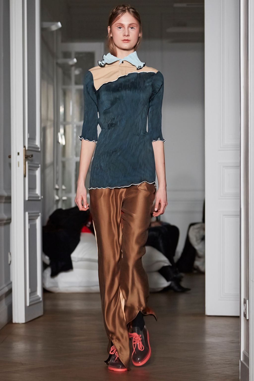 Fashion Week Paris Fall/Winter 2016 look 24 from the Peet Dullaert collection 女装