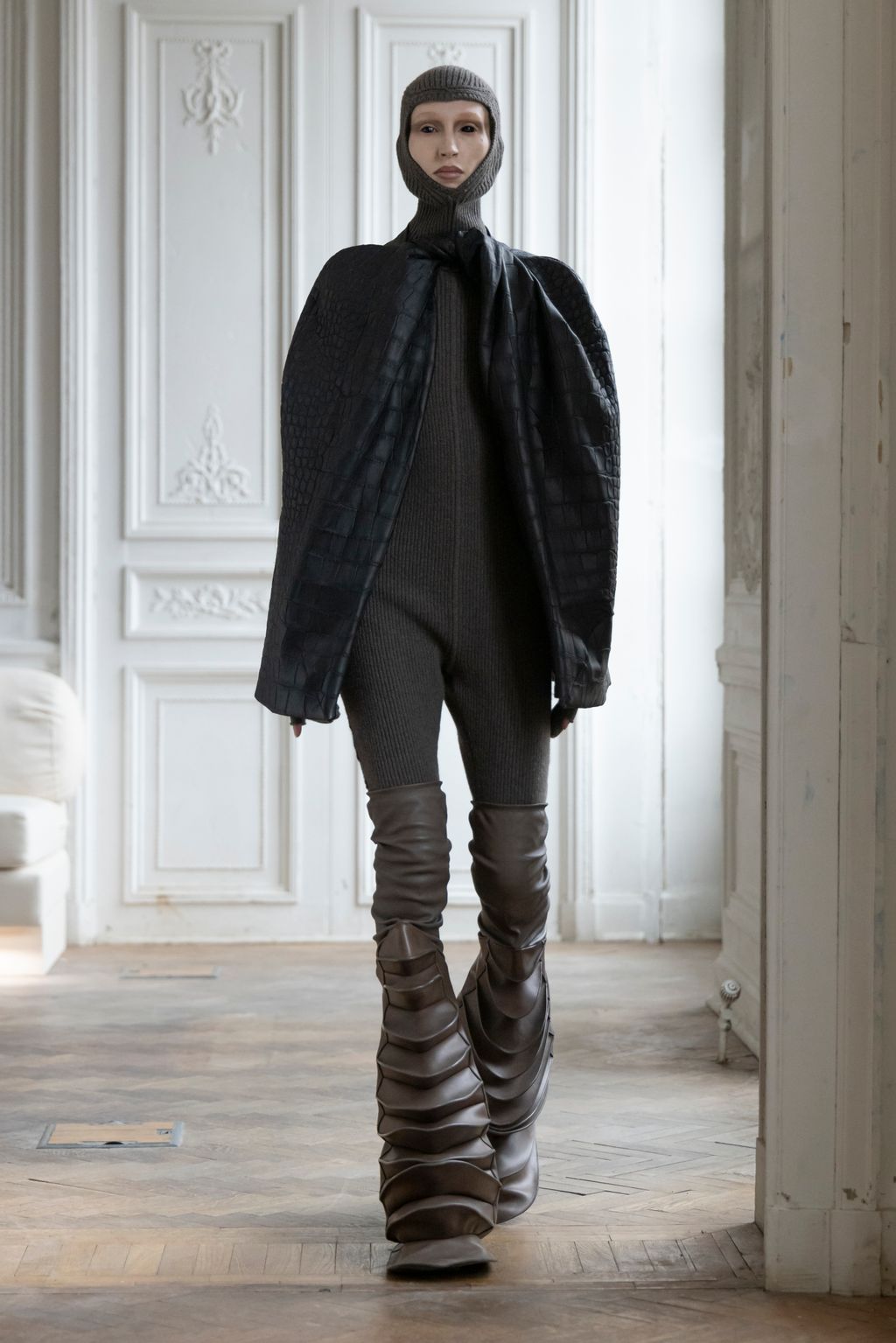 Fashion Week Paris Fall/Winter 2024 look 24 from the Rick Owens collection womenswear