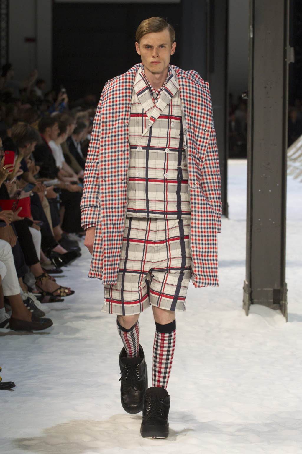 Fashion Week Milan Spring/Summer 2018 look 25 from the Moncler Gamme Bleu collection 男装