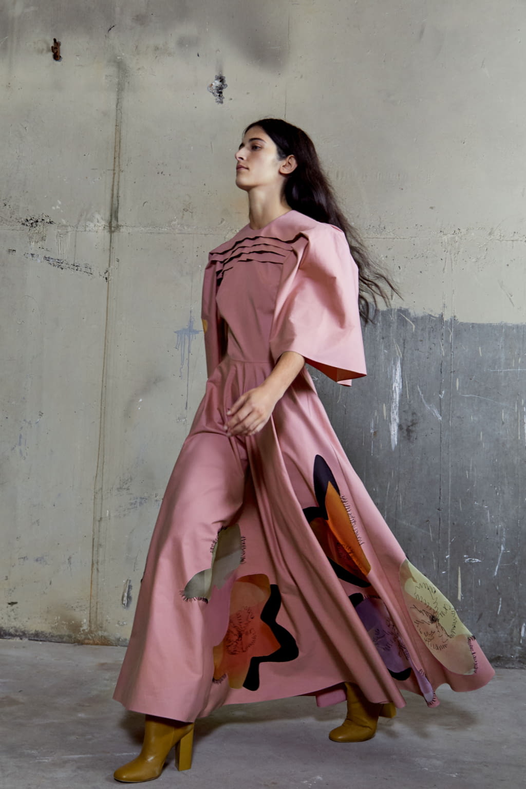 Fashion Week London Pre-Fall 2019 look 25 from the Roksanda collection 女装