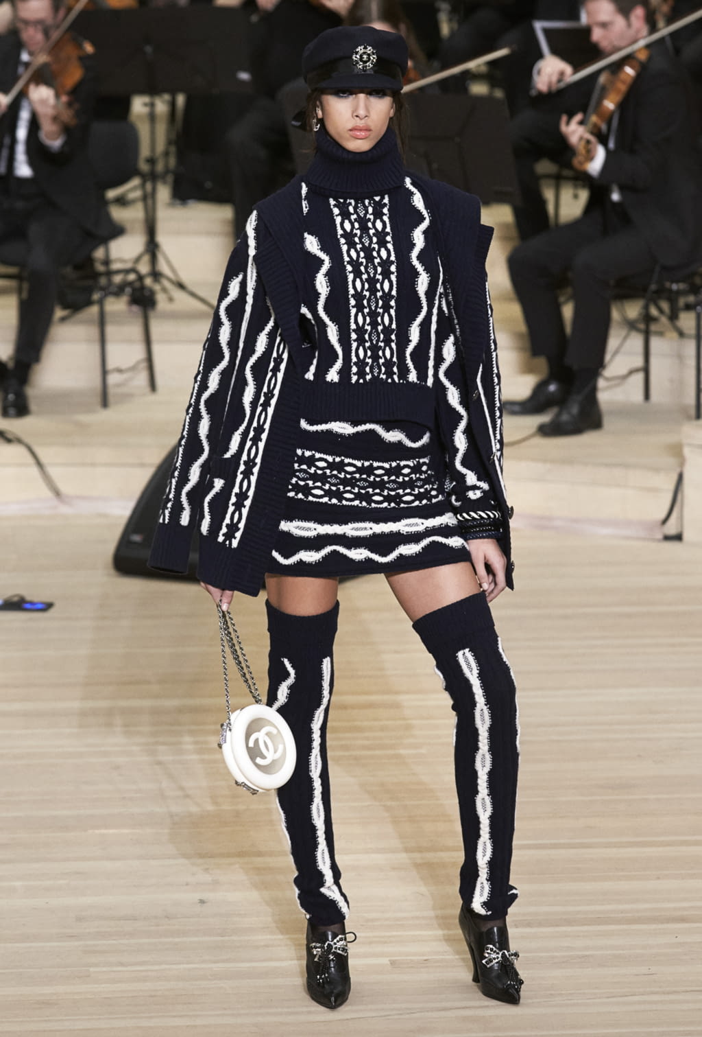 Fashion Week Paris Pre-Fall 2018 look 25 from the Chanel collection womenswear