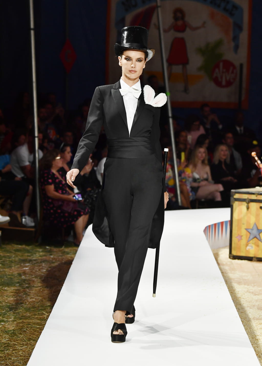 Fashion Week Milan Spring/Summer 2019 look 25 de la collection Moschino menswear