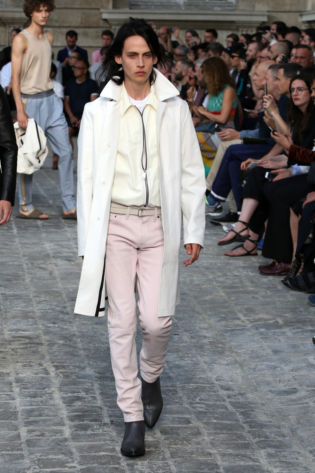 Fashion Week Paris Spring/Summer 2018 look 25 from the Berluti collection 男装