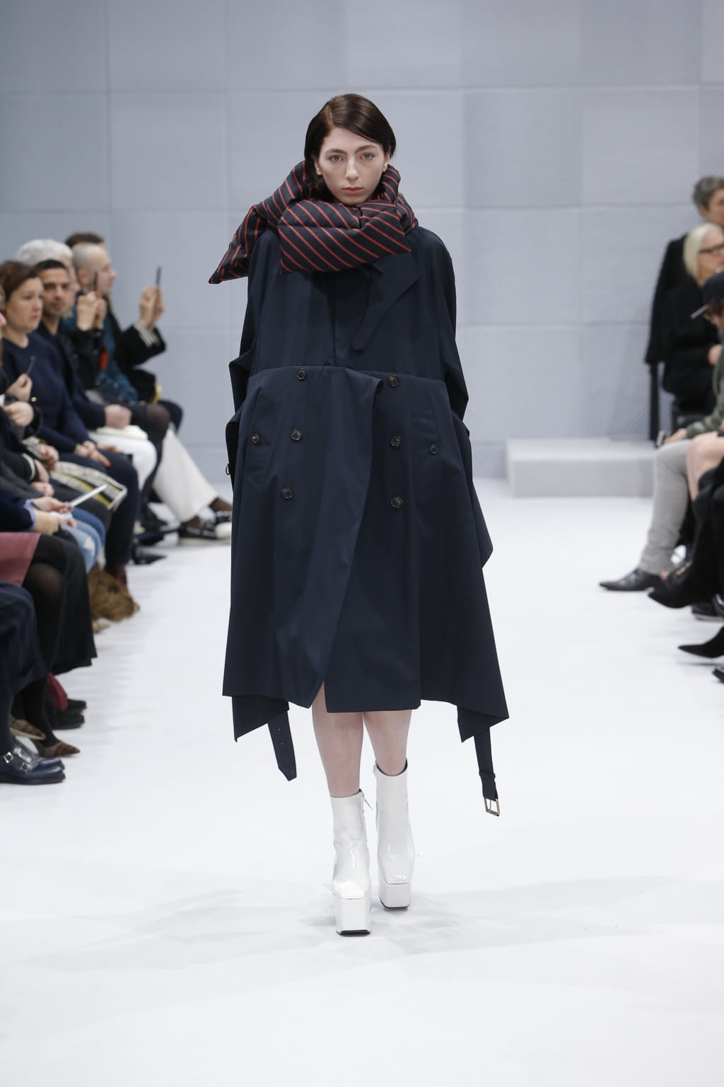 Fashion Week Paris Fall/Winter 2016 look 25 de la collection Balenciaga womenswear