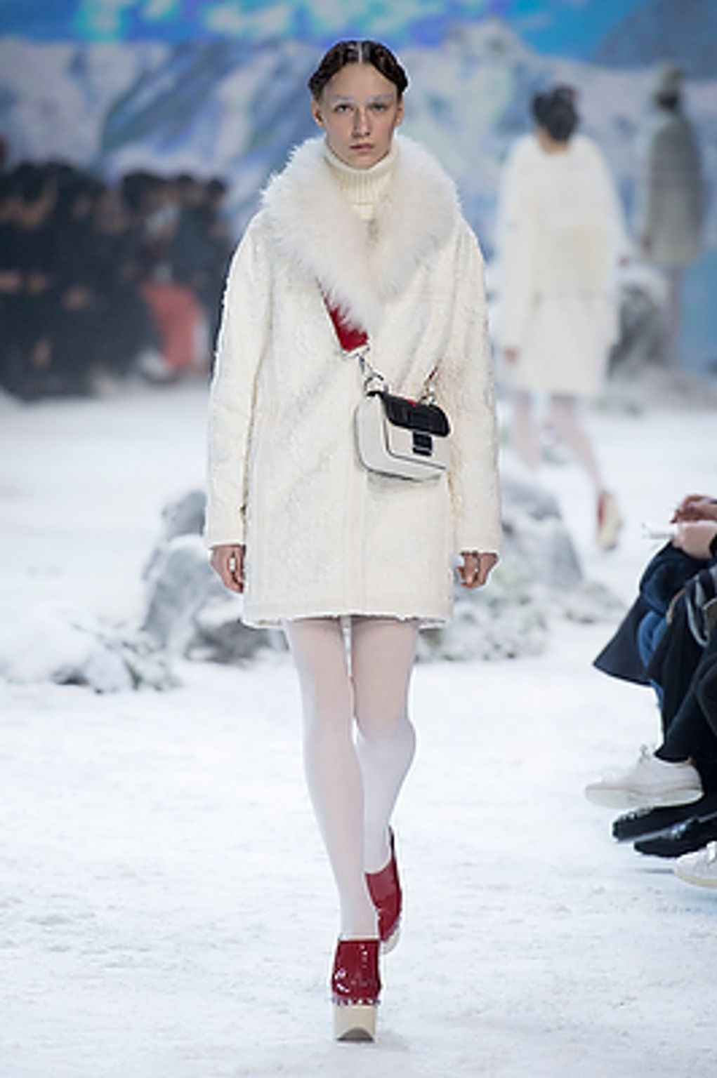 Fashion Week Paris Fall/Winter 2016 look 26 from the Moncler Gamme Rouge collection womenswear