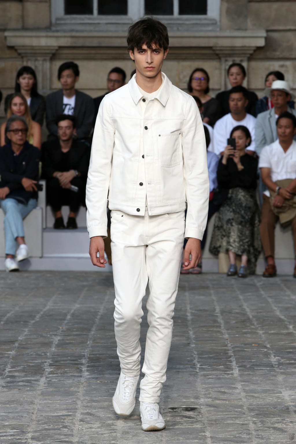 Fashion Week Paris Spring/Summer 2018 look 26 from the Berluti collection 男装