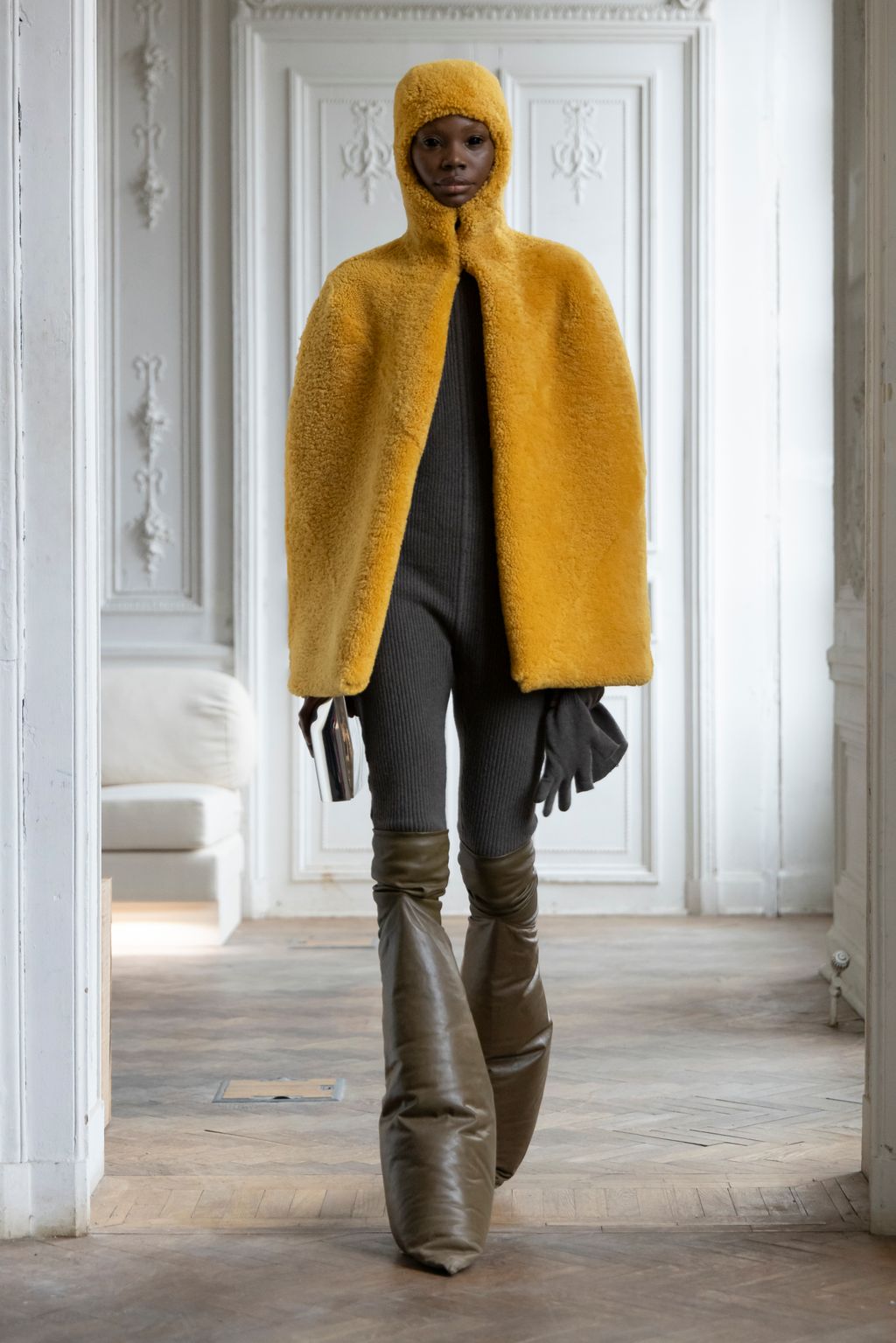 Fashion Week Paris Fall/Winter 2024 look 26 de la collection Rick Owens womenswear
