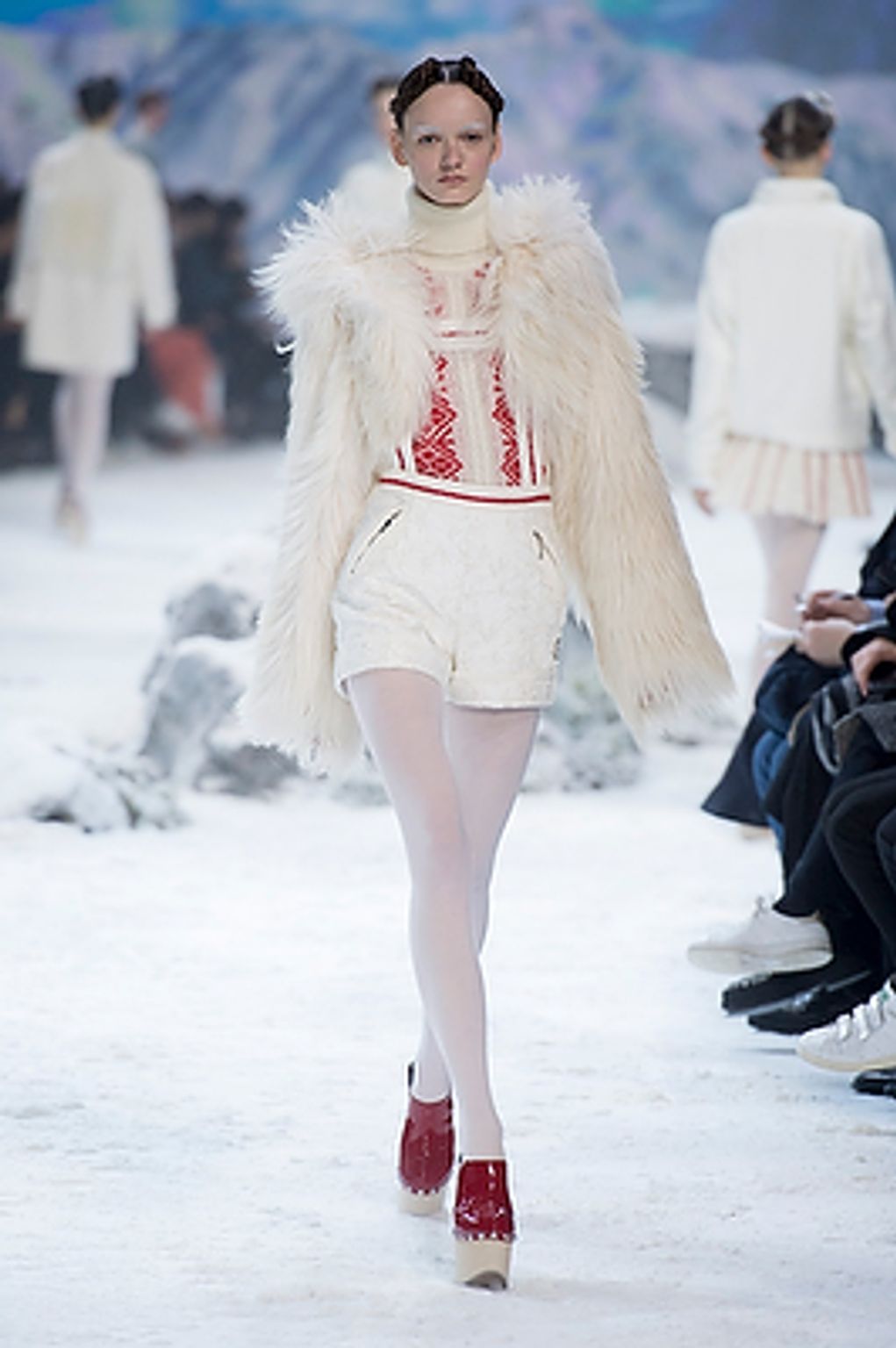 Fashion Week Paris Fall/Winter 2016 look 27 from the Moncler Gamme Rouge collection womenswear