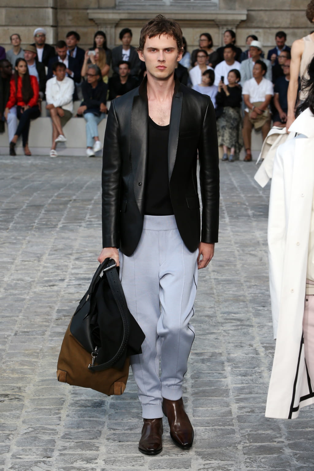 Fashion Week Paris Spring/Summer 2018 look 27 from the Berluti collection 男装