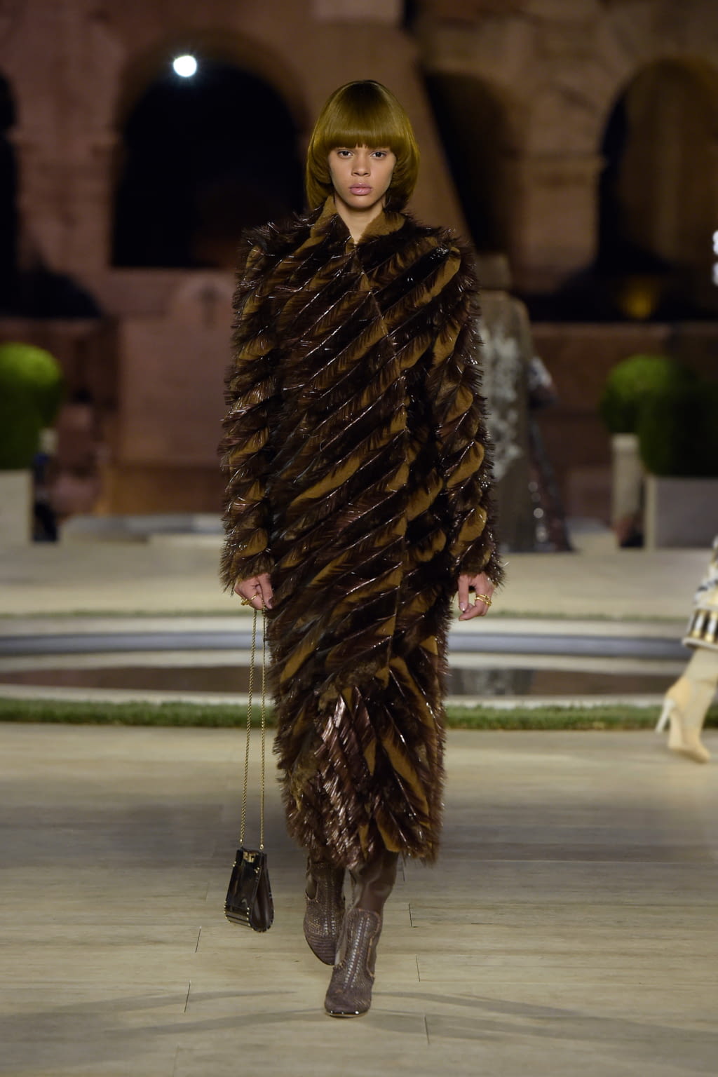 Fashion Week Milan Fall/Winter 2019 look 27 from the Fendi collection couture