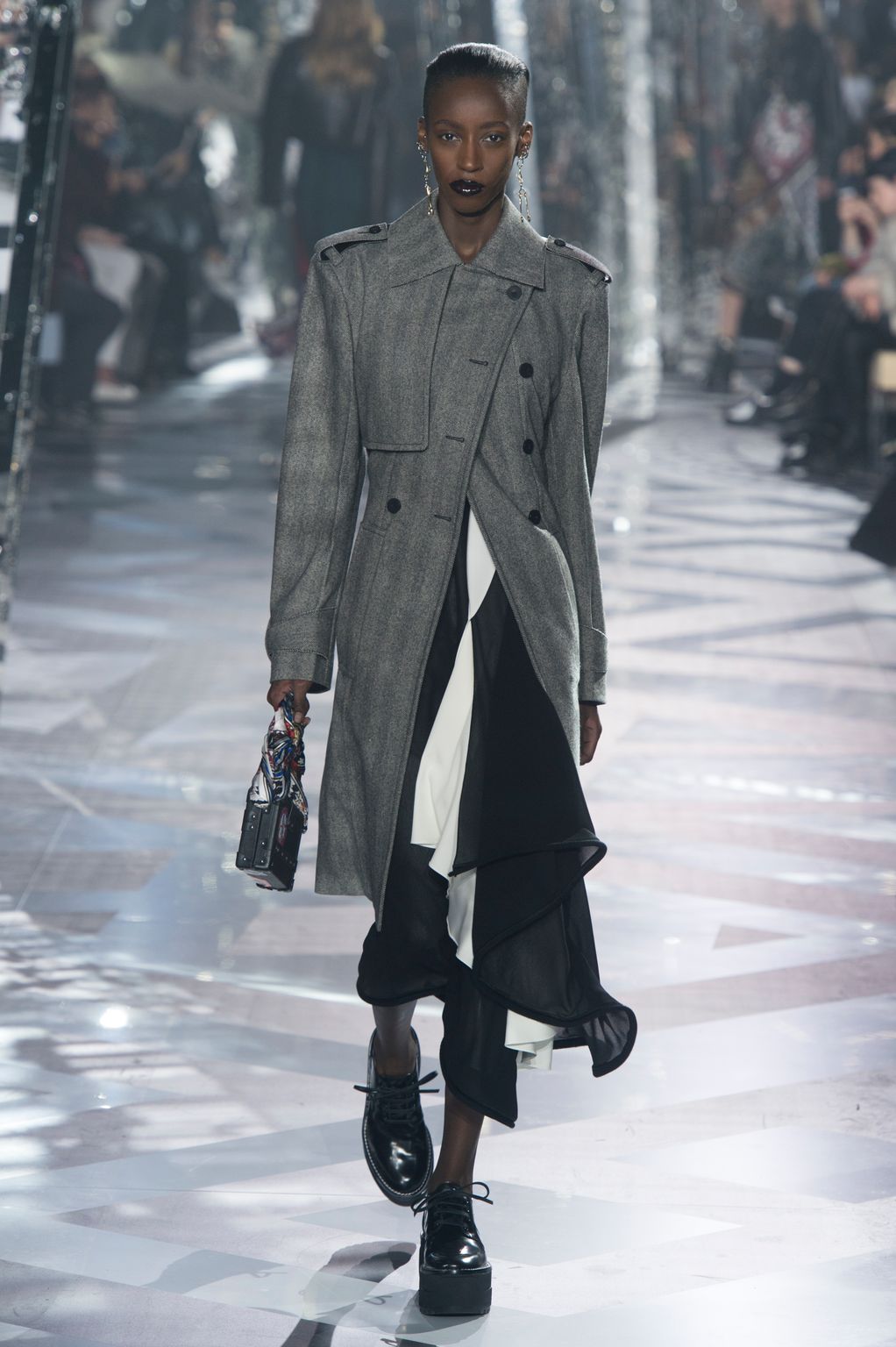 Fashion Week Paris Fall/Winter 2016 look 28 from the Louis Vuitton collection 女装