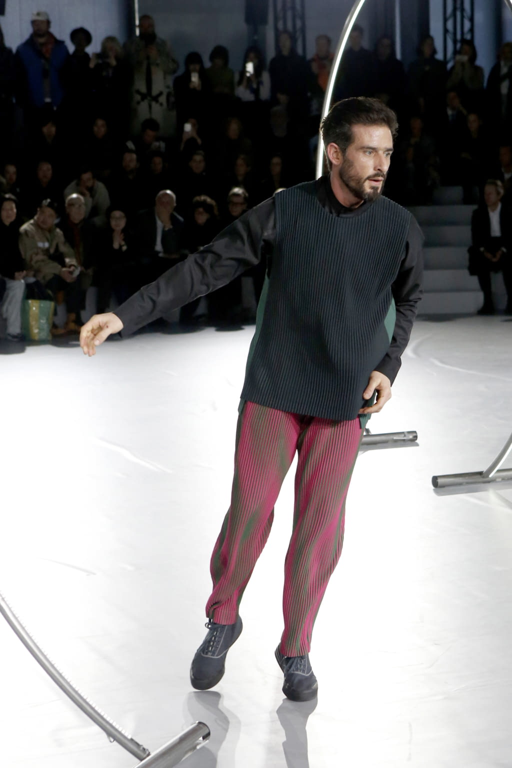 Fashion Week Paris Fall/Winter 2020 look 28 from the HOMME PLISSÉ ISSEY MIYAKE collection menswear