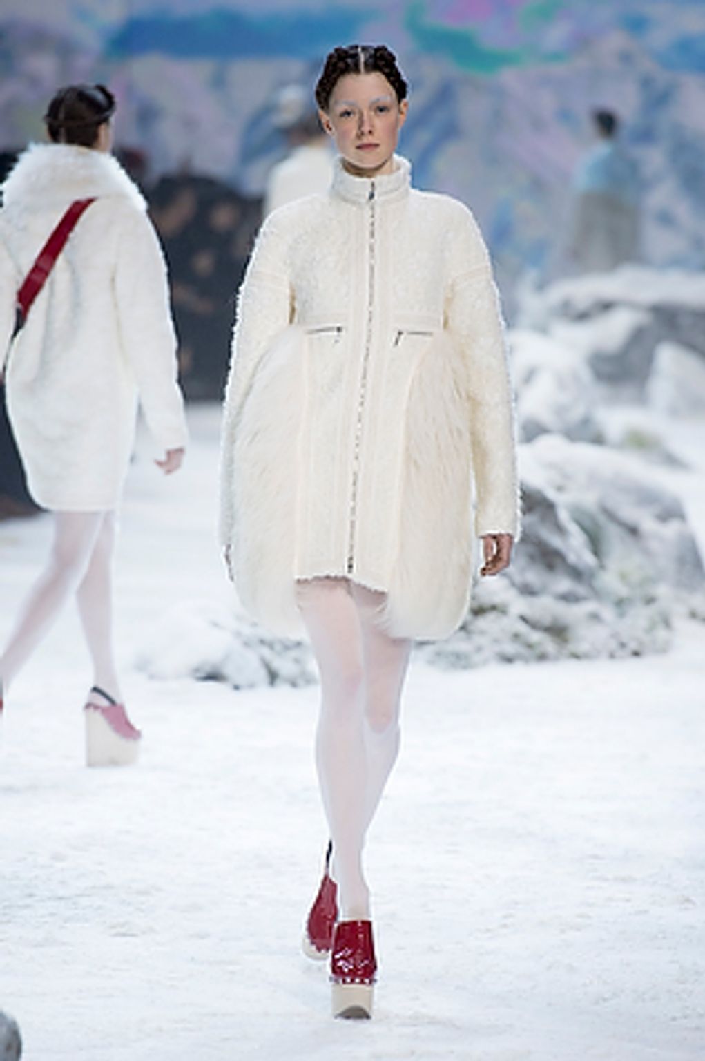 Fashion Week Paris Fall/Winter 2016 look 28 from the Moncler Gamme Rouge collection womenswear