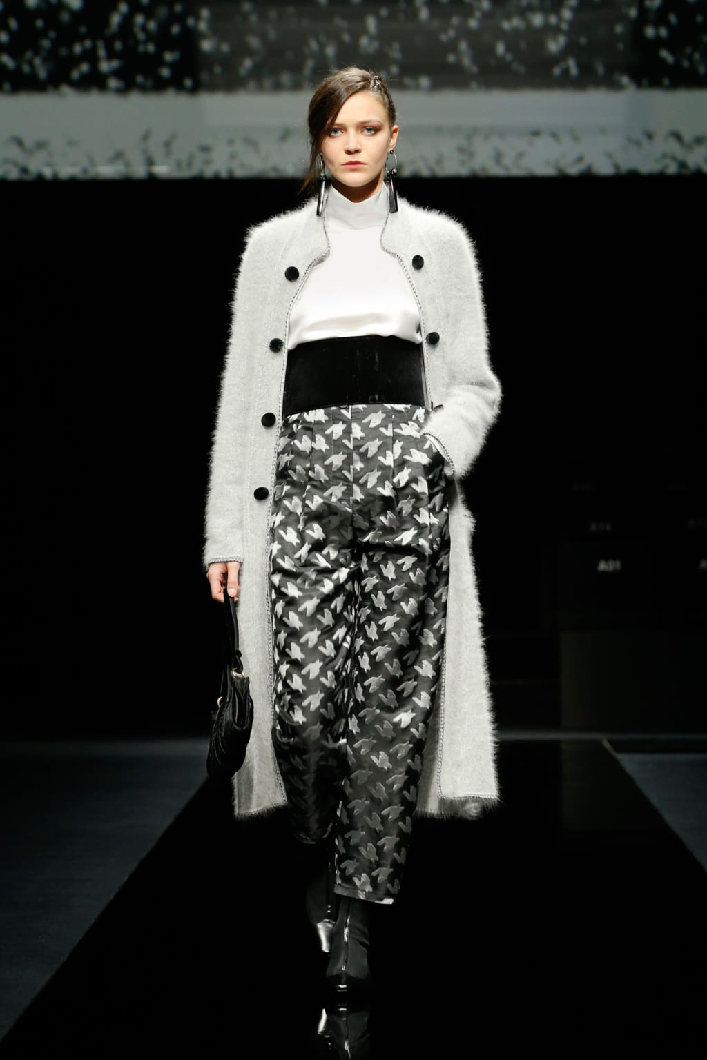 Fashion Week Milan Fall/Winter 2020 look 28 from the Giorgio Armani collection womenswear