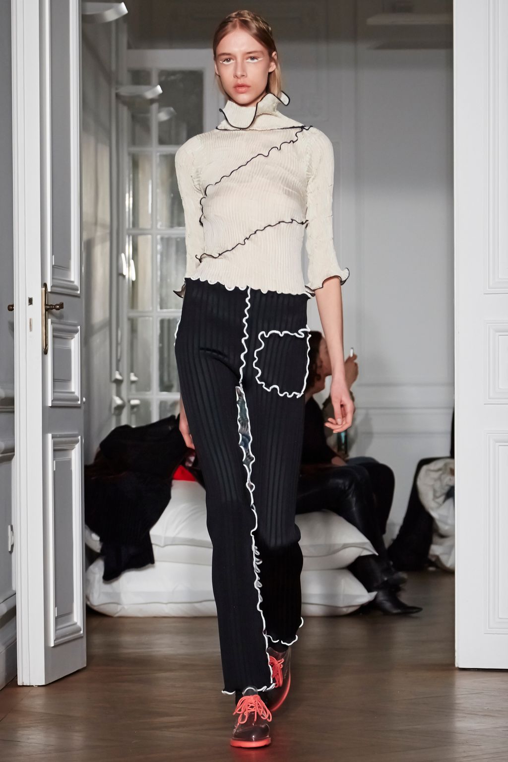 Fashion Week Paris Fall/Winter 2016 look 28 de la collection Peet Dullaert womenswear