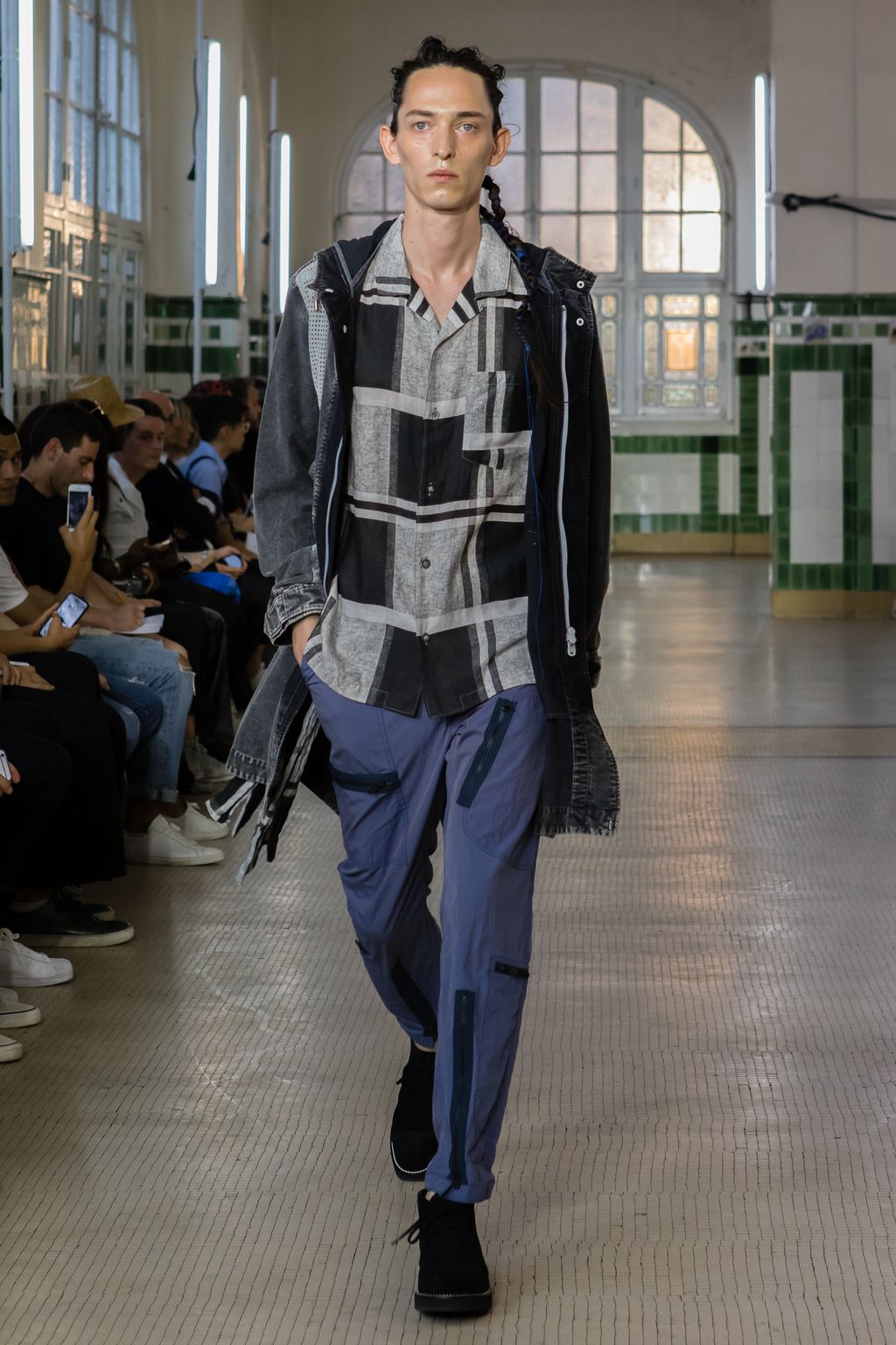 Fashion Week Paris Spring/Summer 2018 look 28 from the White Mountaineering collection 男装