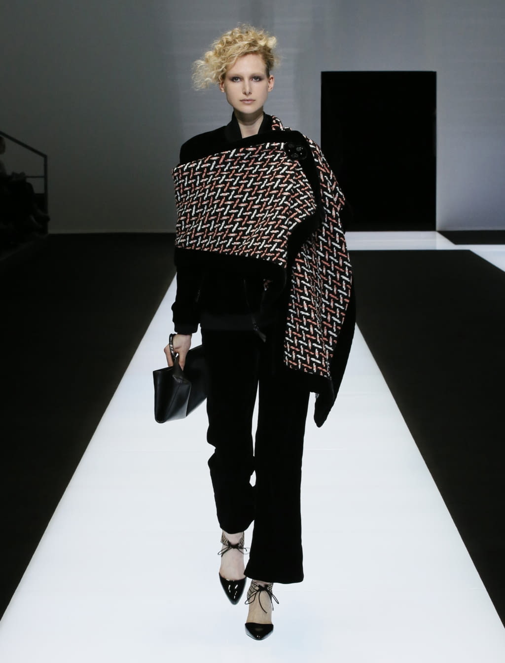 Fashion Week Milan Fall/Winter 2016 look 29 from the Giorgio Armani collection womenswear