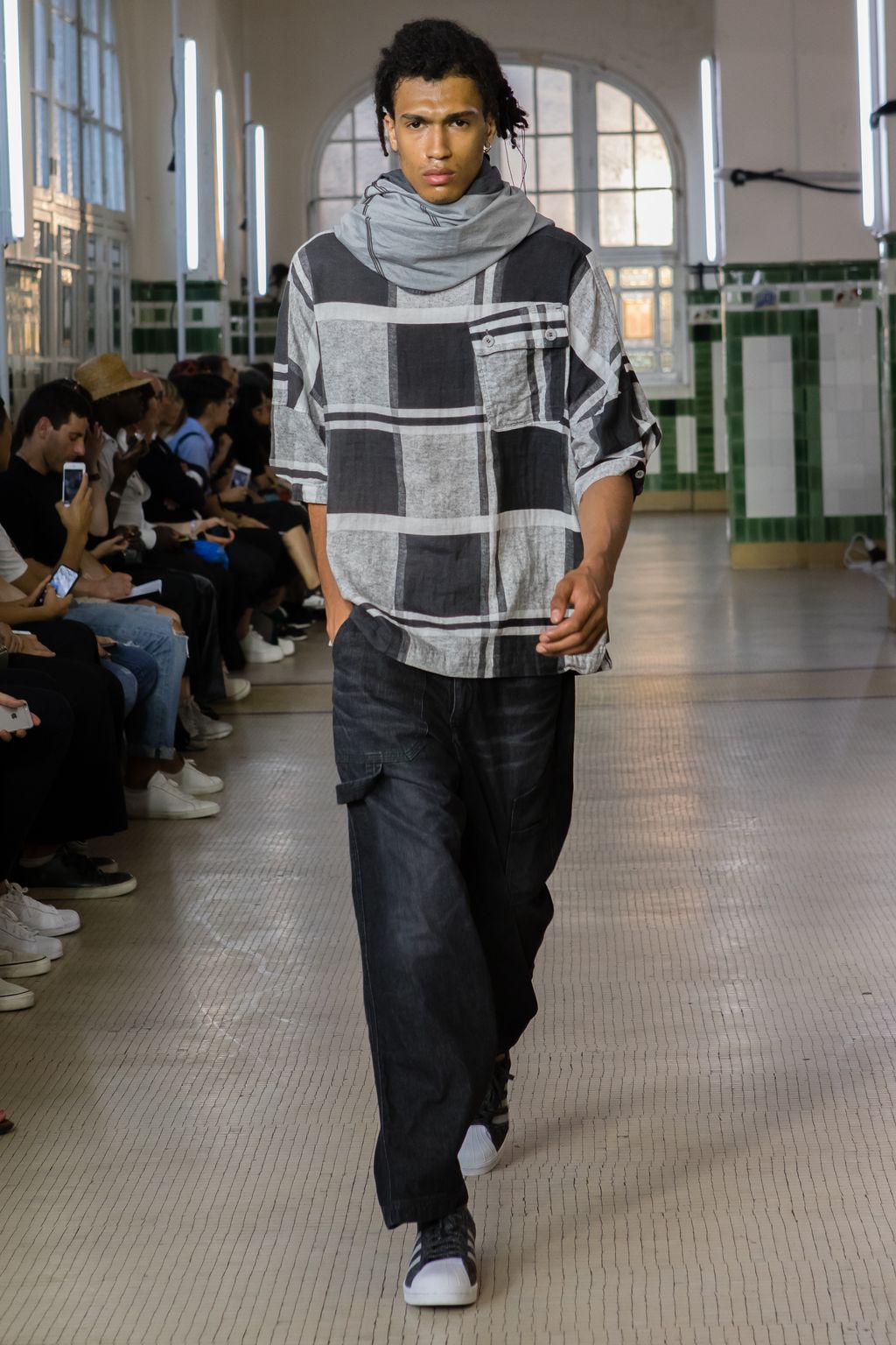 Fashion Week Paris Spring/Summer 2018 look 29 from the White Mountaineering collection 男装