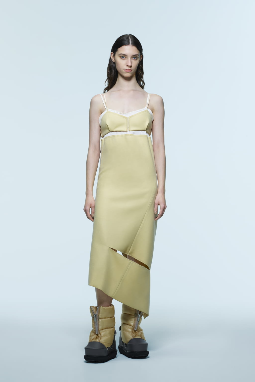 Fashion Week Paris Pre-Fall 2022 look 3 from the Sacai collection womenswear