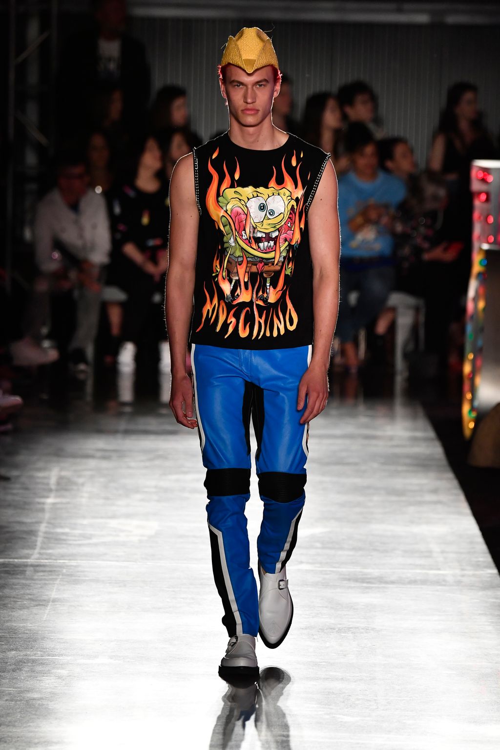 Fashion Week Milan Spring/Summer 2018 look 30 from the Moschino collection 男装
