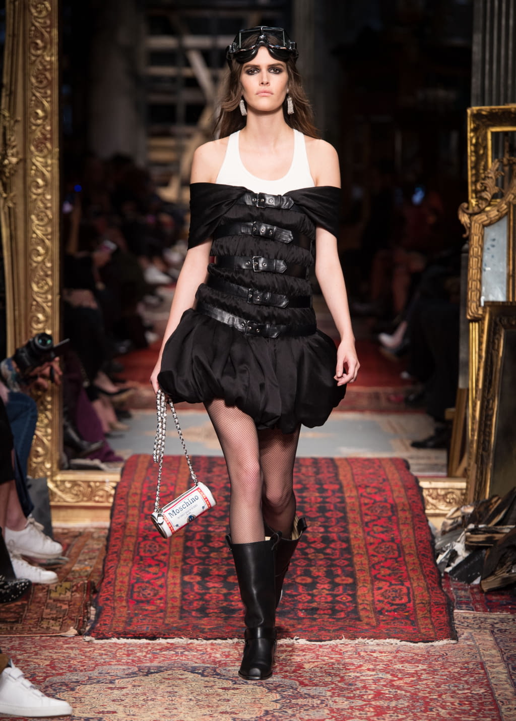 Fashion Week Milan Fall/Winter 2016 look 30 de la collection Moschino womenswear
