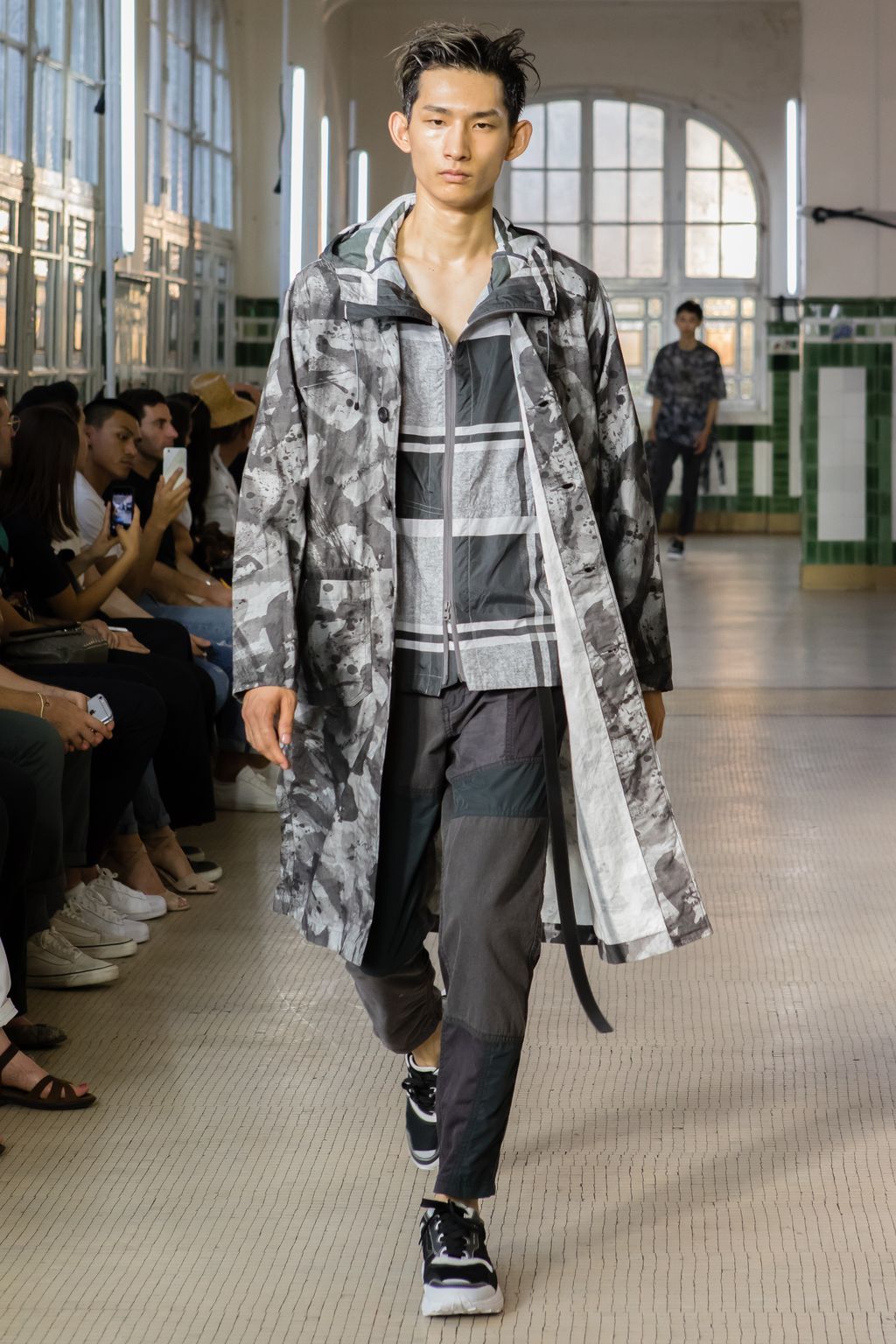 Fashion Week Paris Spring/Summer 2018 look 30 from the White Mountaineering collection 男装